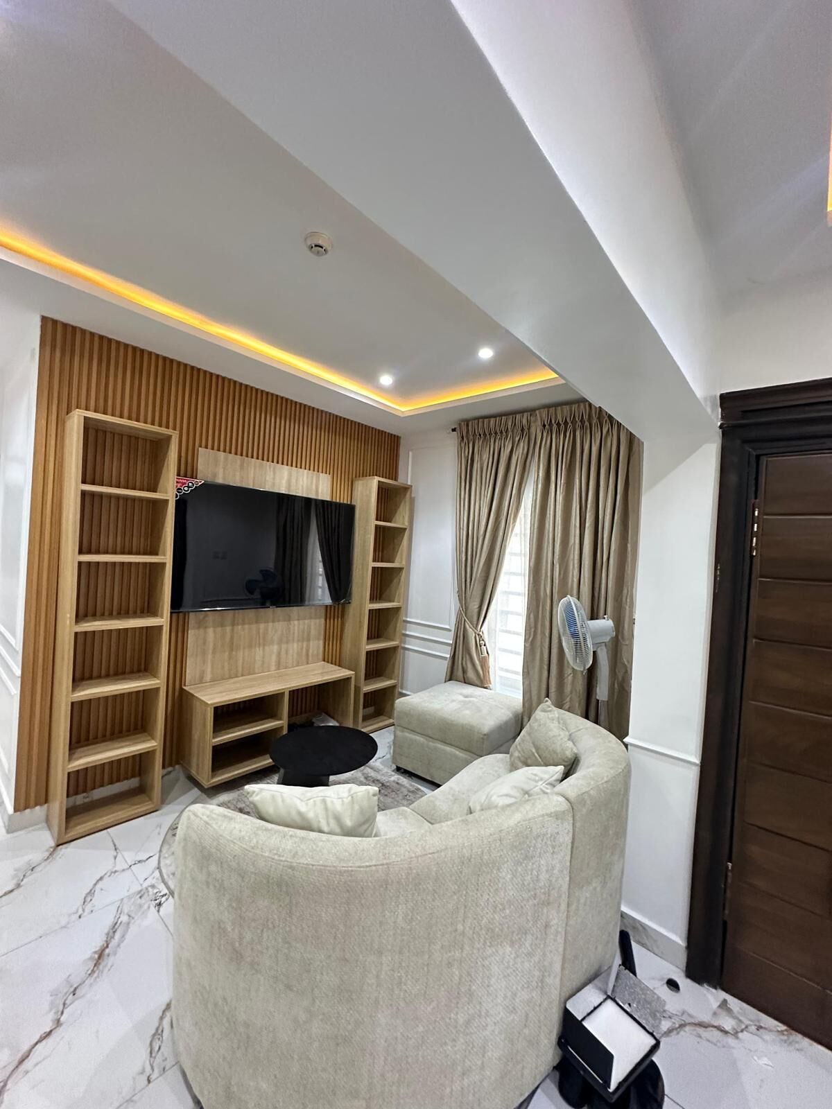 Căn hộ Cao cấp, 2 phòng ngủ, bếp nhỏ, quang cảnh sân vườn | Khu phòng khách