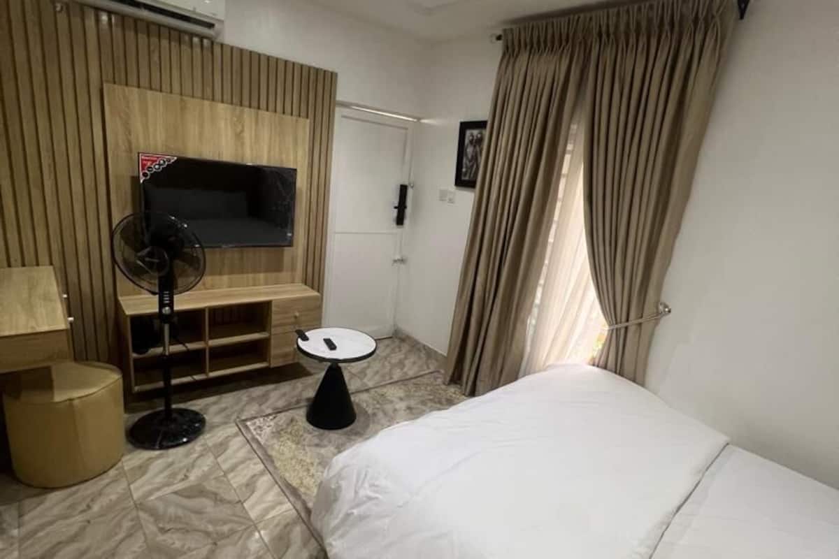 Deluxe studio suite, kitchenette, uitzicht op tuin | Een bureau, een laptopwerkplek, gratis wifi