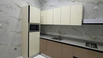 Mini-Kühlschrank, Mikrowelle, Geschirrspüler