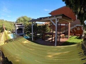 A hammock, a barbecue grill, a patio table, and a pool. - On Kiniperu (Tasonis)