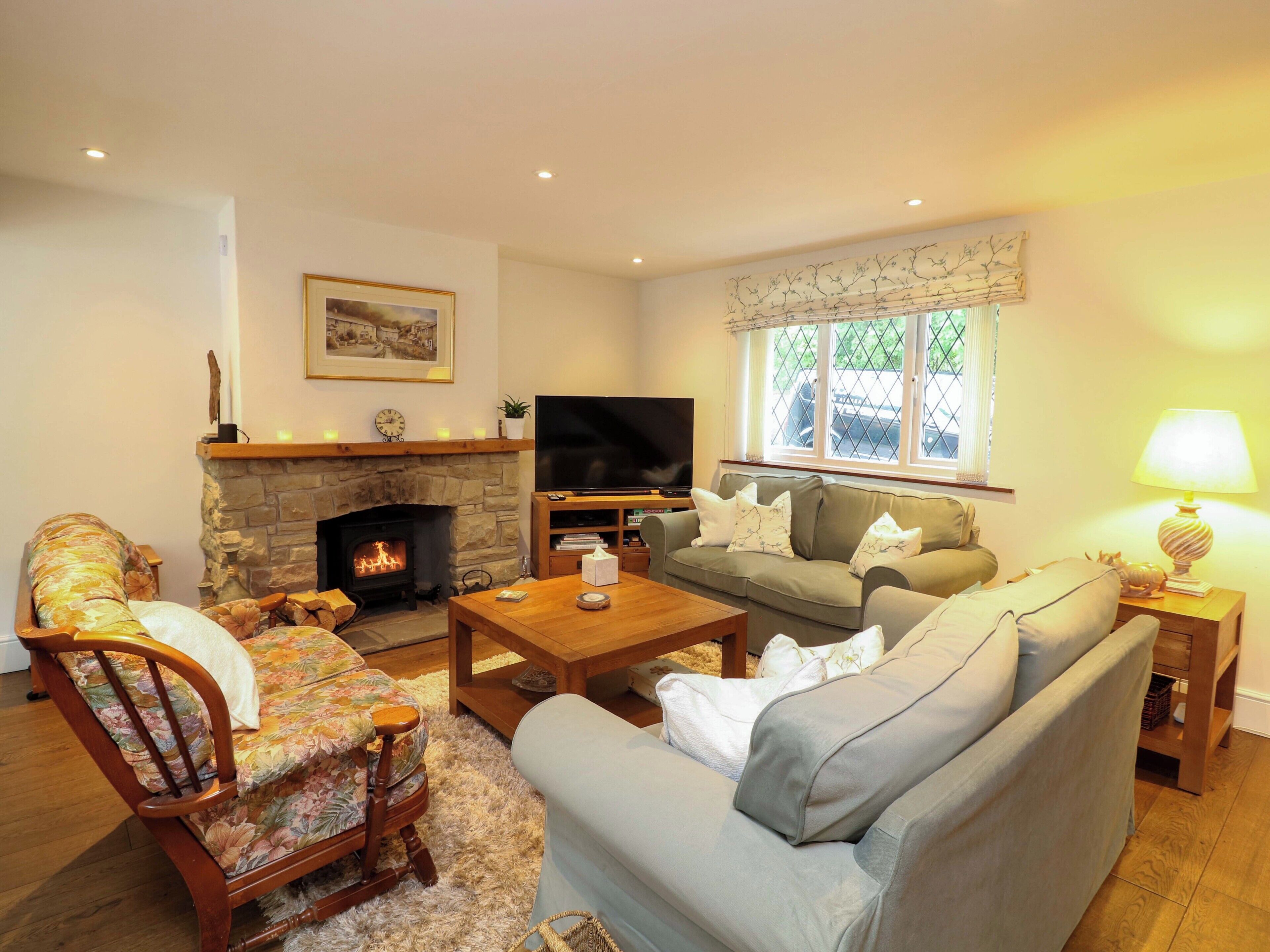 The Chimes, Pet Friendly, With Open Fire In Castleton, Peak District - イーデル
