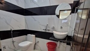 Deluxe Room, City View | Bathroom