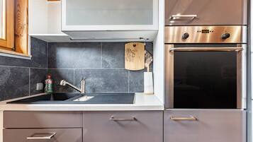 Coffee/tea maker, fridge, microwave, oven