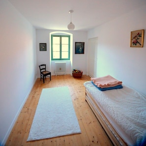 5 bedrooms, iron/ironing board, WiFi, bed sheets - Spacious mountain home for families and groups in the Haut Jura! (Les Bouchoux)