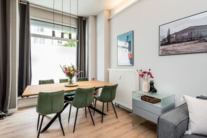 Dining - Luxurious 3-Bedroom Designer Apartment (Berlin)