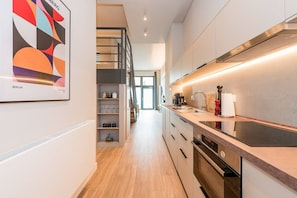 Coffee/tea maker, fridge, oven, stovetop - Exclusive Designer Loft Near the Main Train Station (Berlin)
