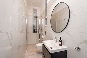 Bathroom - Trendy Designer Apartment at Ostkreuz (Berlin)