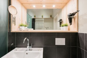 Ein Badezimmer mit Waschbecken, Spiegel und Handtuchhalter.