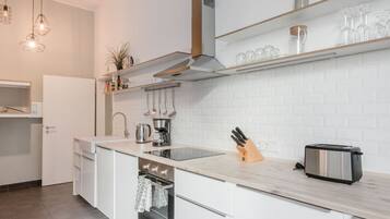 Kühlschrank, Mikrowelle, Ofen, Herdplatte
