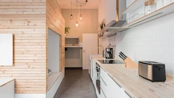 Wasserkocher mit Kaffee-/Teezubehör, Kühlschrank, Mikrowelle, Ofen