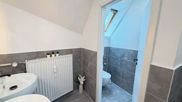 Apartamento, 4 habitaciones | Baño | Secador de pelo, toallas, jabón y papel higiénico