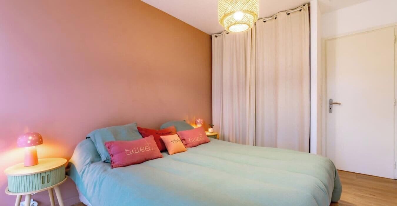 Iron/ironing board, travel cot, free WiFi, bed sheets