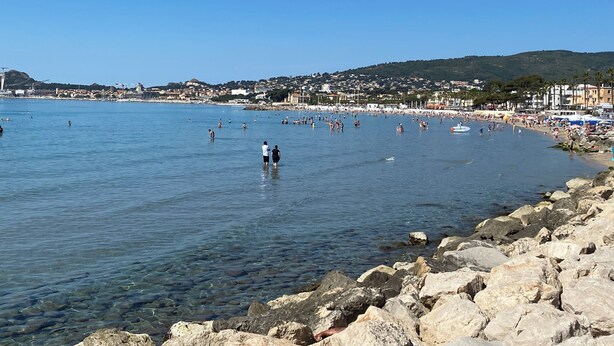 A coastal beach with clear water, rocky shore, and a town in the background. - "Le BEL AIR" House with pool, AC, and Wi-Fi—Near the ocean (La Ciotat)