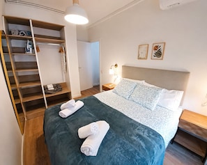 Een strijkplank/strijkijzer, wifi, beddengoed
