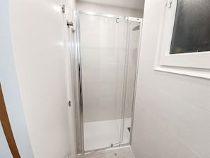 Een douche, een haardroger, handdoeken