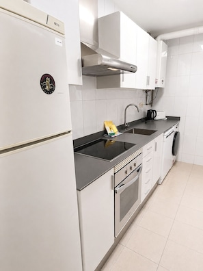 Wasserkocher mit Kaffee-/Teezubehör, Kühlschrank, Mikrowelle, Ofen