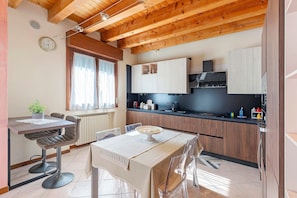 Dining - Apartment 'Garda Funfamily' with Balcony, Wi-Fi and Air Conditioning (Castelnuovo del Garda)