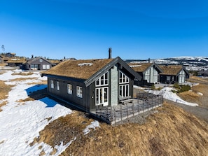 A modern house with a large porch and a view of a snowy landscape. - Ski cabin in Hafjell (Øyer)