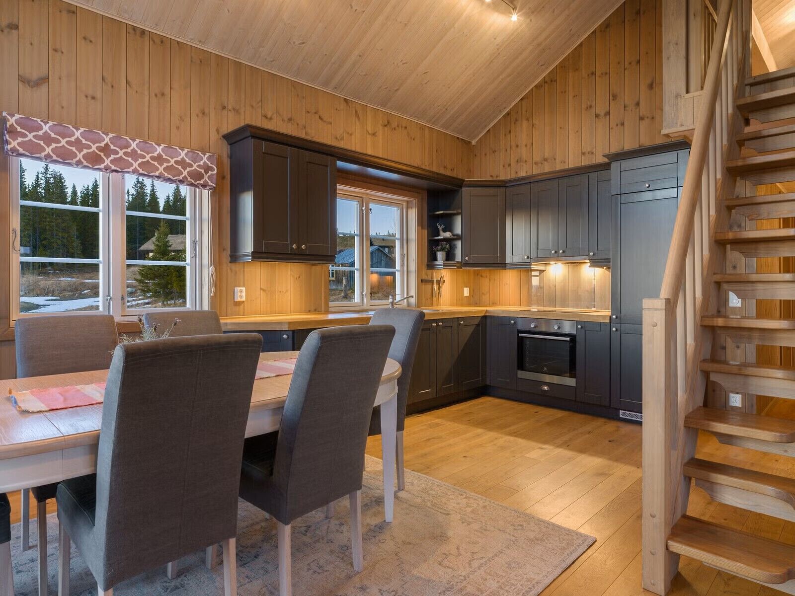 Kylskåp, ugn, diskmaskin och kaffe- och tebryggare