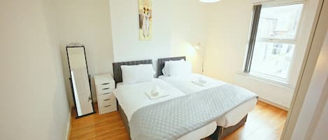 3 bedrooms, iron/ironing board, internet, bed sheets