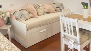 Ein gemütliches Zimmer mit einem Bett, einem kleinen Tisch und einem Stuhl.