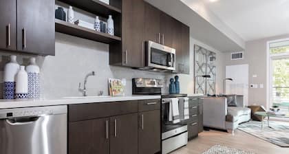 Charming 1-bedroom castle in beautiful Oakland with AC and gym