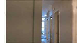 Interior - Charming 1-bedroom castle in beautiful Oakland with AC and gym (Oakland)