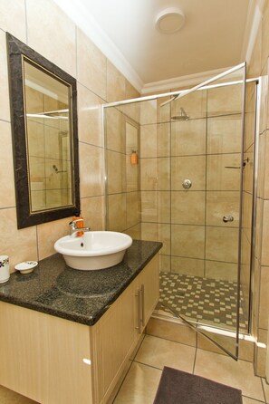 Quarto triplo conforto, vista para o jardim | Banheiro | Chuveiro, produtos de toalete grátis, toalhas de banho, sabonete