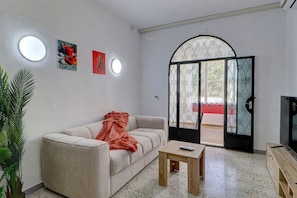 TV - Luxury 4BR Villa Terrace & BBQ in St Julian’s (San Ġiljan)