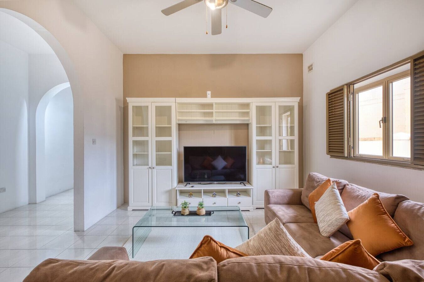 Televisión, chimenea, videojuegos, mesa de ping pong