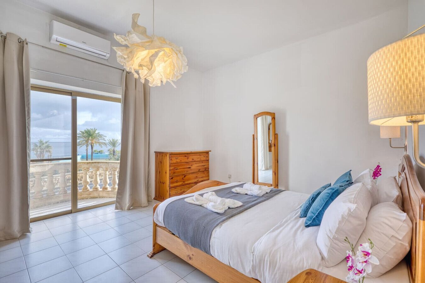 Desk, iron/ironing board, WiFi, bed sheets
