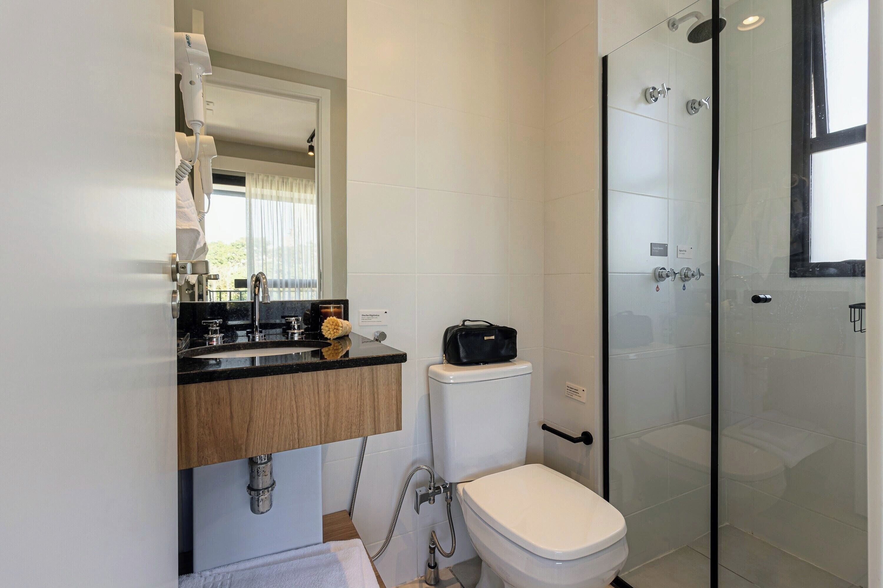 Un bagno moderno con un water, un lavandino e una doccia.