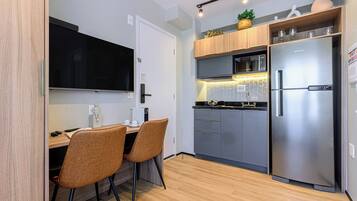 Studio Casal | Private kitchen | Fridge, microwave, stovetop, cookware/dishes/utensils