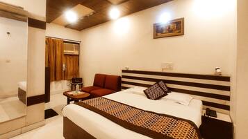 Classic Room | Desk, laptop workspace, free WiFi