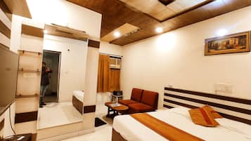 Classic Room | Desk, laptop workspace, free WiFi