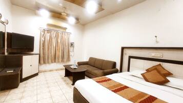 Classic Room | Desk, laptop workspace, free WiFi