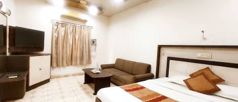 Classic Room | Desk, laptop workspace, free WiFi