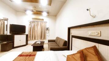 Classic Room | Desk, laptop workspace, free WiFi
