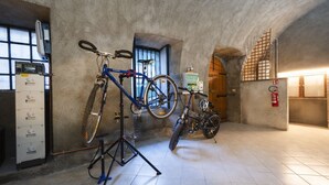 A room with a bike rack, a fire extinguisher, and a utility cabinet. - A few minutes from Lake Como (Sun Tower) (Calolziocorte)