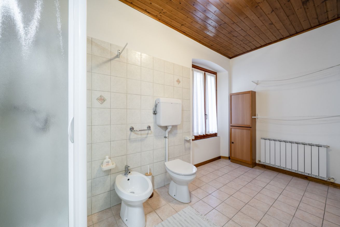 Une salle de bain équipée de toilettes, d’un bidet et d’un radiateur.