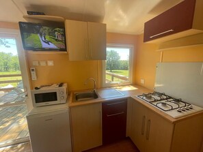 Private kitchen - Bungalow "À l'Orée des Bois" with Shared Pool, Wi-Fi, and Air Conditioning (Monfaucon)