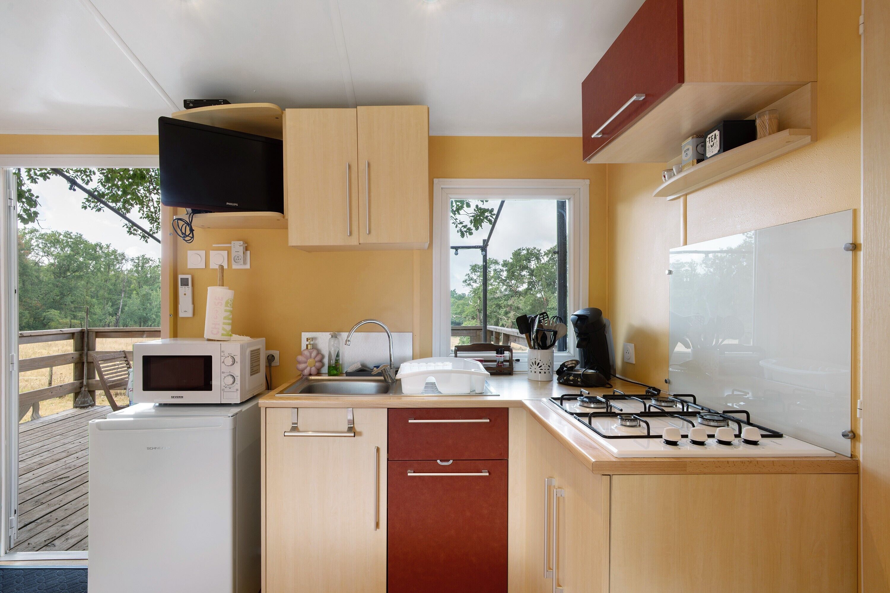 Coffee/tea maker, fridge, microwave, stovetop