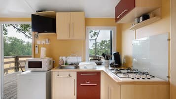 Coffee/tea maker, fridge, microwave, stovetop