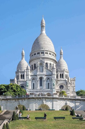 A large, white, domed building with multiple smaller domes and statues. - Studio Jules Joffrin, dernier étage - Montmartre (Paris)