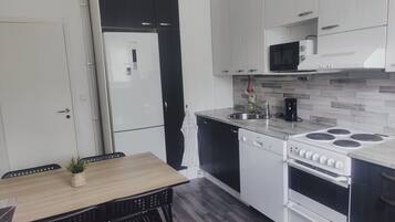 Microwave, oven, dishwasher, coffee/tea maker