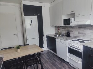 Microwave, oven, dishwasher, coffee/tea maker