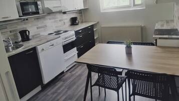 Microwave, oven, dishwasher, coffee/tea maker
