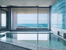 Premium Suite, Non Smoking, Ocean View (Fufu) | Bilik Mandi | Tab mandi dan pancuran berasingan, pengering rambut, selipar 