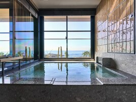 Suíte, para não fumantes, vista para o oceano (Shione Precious) | Banheiro | Banheira e chuveiro separados, secador de cabelo, chinelos