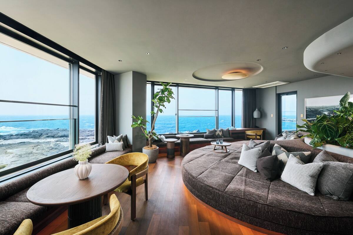 Luxury Quadruple Room, Non Smoking, Ocean View | Living area
